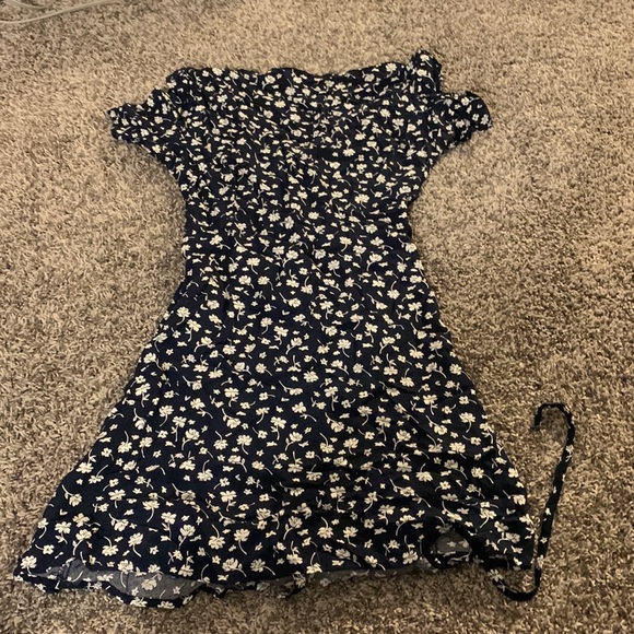 Navy blue floral dress that cross ties in the front - Picture 2 of 2
